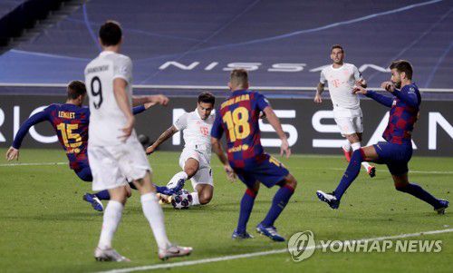 바이에른 뮌헨과 FC바르셀로나 선수들 경기 모습[EPA=연합뉴스 자료사진]