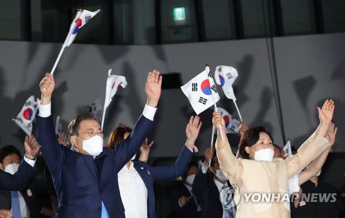 만세삼창 하는 문 대통령과 김정숙 여사(서울=연합뉴스) 이진욱 기자 = 문재인 대통령과 부인 김정숙 여사가 15일 오전 서울 동대문디자인플라자에서 열린 제75주년 광복절 경축식에서 참석자들과 함께 만세삼창을 하고 있다. 2020.8.15 cityboy@yna.co.kr