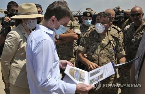 15일(현지시간) 레바논 수도 베이루트 항구를 방문한 데이비드 헤일 미국 국무부 정무차관(가운데) [AP=연합뉴스]