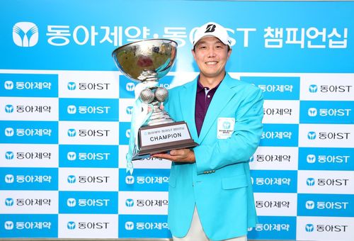 우승컵을 들어 보이는 정지호. [KPGA 제공. 재판매 및 DB 금지]