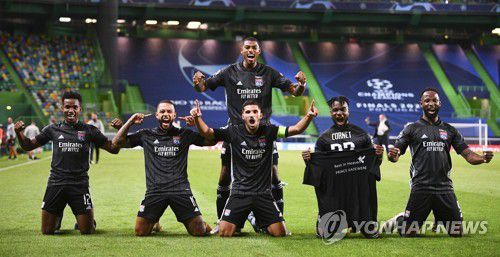 승리에 기뻐하는 리옹 선수들[AP=연합뉴스]