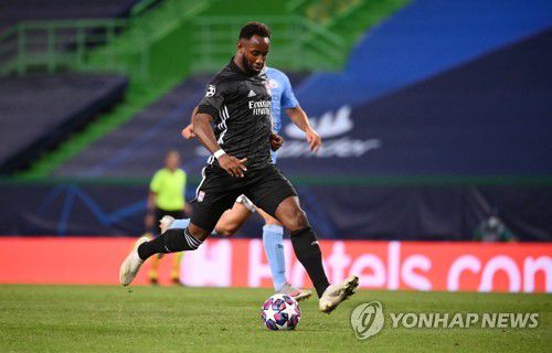 결승골 터뜨리는 무사 뎀벨레[로이터=연합뉴스]