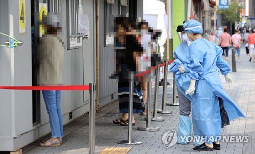 선별진료소에서 코로나19 검사받는 시민들(서울=연합뉴스) 김인철 기자 = 17일 서울 성북구보건소에 마련된 신종 코로나바이러스감염증(코로나19) 임시 선별진료소에서 시민들이 검사를 위해 진료소로 향하고 있다. 2020.8.17 yatoya@yna.co.kr