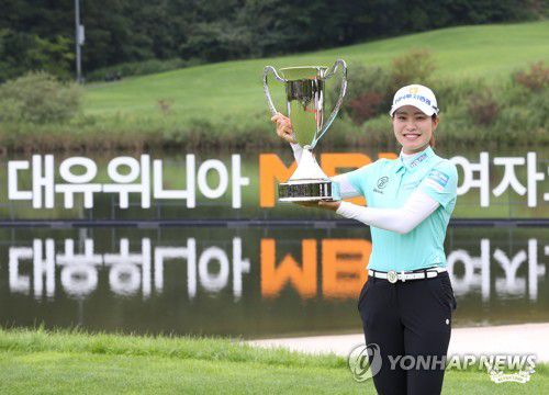 우승 트로피 든 박민지[KLPGA 제공. 재판매 및 DB 금지]