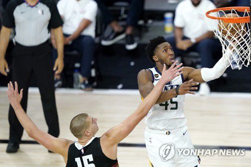 덴버와 1차전에서 골밑 돌파를 시도하는 유타의 미첼.[로이터=연합뉴스] Mandatory Credit: Ashley Landis/Pool Photo-USA TODAY Sports