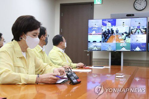 교육감들과 화상회의하는 유은혜 부총리(서울=연합뉴스) 김승두 기자 = 유은혜 부총리 겸 교육부 장관이 19일 정부서울청사에서 사회적 거리두기 2단계 격상으로 따른 후속조치를 논의하기 위해 전국 시도 교육감들과 화상회의를 하며 발언하고 있다. kimsdoo@yna.co.kr