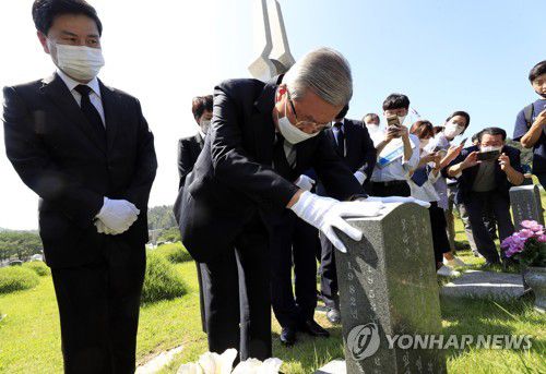 묵념하는 김종인(광주=연합뉴스) 박철홍 기자 = 미래통합당 김종인 비상대책위원장이 19일 오전 광주 북구 국립 5·18 민주묘지를 방문해 열사 묘역을 참배하고 있다. 2020.8.19 pch80@yna.co.kr