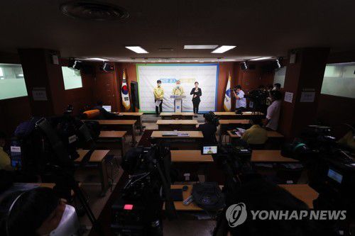 코로나19 대도민 호소 기자회견 하는 이재명 지사(수원=연합뉴스) 이재명 경기도지사가 20일 오전 경기도 수원시 경기도청에서 신종 코로나바이러스 감염증(코로나19) 수도권 대유행에 따른 대도민 호소 기자회견을 하고 있다. 2020.8.20 [경기사진공동취재단] xanadu@yna.co.kr