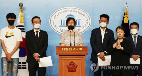 '고유민 선수 사망 의혹 관련 진실 규명 촉구'故 고유민 선수의 어머니가 20일 오전 서울 국회 소통관에서 기자회견을 열고 사망 의혹 관련 진상 규명을 촉구하고 있다. [연합뉴스 자료사진]