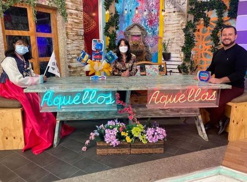 방영 앞둔 '꼬마버스 타요' 소개하는 과테말라 아침 방송.  주과테말라 한국대사관 직원과 현지 한류팬이 21일(현지시간) 과테말라 아침 방송에 출연해 방영을 앞둔 '꼬마버스 타요'를 비롯한 한국 문화를 소개하고 있다. [주과테말라 한국대사관 제공]