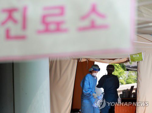 더위와 사투 벌이는 선별진료소(부산=연합뉴스) 손형주 기자 = 20일 오후 부산 사상구보건소에 마련된 선별진료소에서 보건소 의료진이 분주히 움직이고 있다. 2020.8.2 handbrother@yna.co.kr