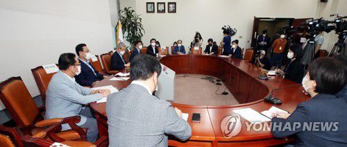 통합당, 코로나19 긴급 대책회의(서울=연합뉴스) 진성철 기자 = 미래통합당 김종인 비상대책위원장, 주호영 원내대표, 신상진 당 코로나19 대책 특위원장 등이 23일 국회에서 코로나19관련 긴급대책회의를 하고 있다.  2020.8.23 zjin@yna.co.kr