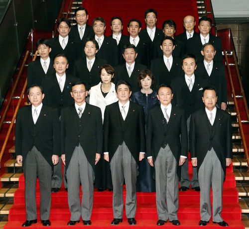 2012년 12월 26일 오후 아베 신조(安倍晋三, 첫줄 가운데) 일본 총리가 일본 총리관저에서 조각 후 첫 각의를 마친 후 기념사진 촬영에 응하고 있다. [교도=연합뉴스 자료사진]