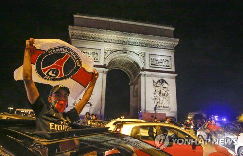 파리 생제르맹(PSG)이 유럽축구연맹 챔피언스리그 준결승에서 승리한 지난 18일 축구팬들이 파리 샹젤리제 거리 개선문에 몰려나와 환호하는 모습. [AP=연합뉴스 자료사진]