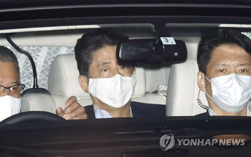 (도쿄 교도=연합뉴스) 아베 신조(安倍晋三) 일본 총리가 지난 17일 오후 도쿄 게이오(慶應)대학 병원에서 검진을 마친 뒤 자택으로 돌아가고 있다. 이날 검진을 계기로 아베 총리 건강 이상설이 급격하게 확산했다.