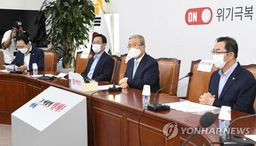 발언하는 김종인 비상대책위원장(서울=연합뉴스) 하사헌 기자 = 미래통합당 김종인 비상대책위원장이 24일 오전 서울 여의도 국회에서 열린 비상대책위원회의에서 발언하고 있다. 2020.8.24 toadboy@yna.co.kr