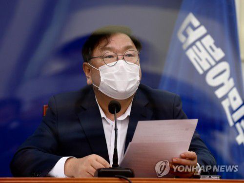 발언하는 민주당 김태년 원내대표(서울=연합뉴스) 안정원 기자 = 더불어민주당 김태년 원내대표가 24일 오전 국회에서 열린 최고위원회의에서 발언하고 있다. 2020.8.24 jeong@yna.co.kr