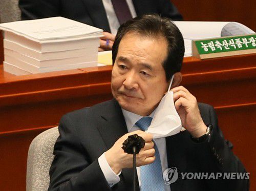 답변위해 마스크 벗는 정 총리(서울=연합뉴스) 진성철 기자 = 정세균 국무총리가 24일 국회 예산결산특별위원회 전체회의에서 답변을 위해 마스크를 벗고 있다.  2020.8.24 zjin@yna.co.kr