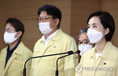 브리핑하는 유은혜 사회부총리 겸 교육부 장관(서울=연합뉴스) 신준희 기자 = 유은혜 사회부총리 겸 교육부 장관이 25일 정부서울청사에서 조희연 서울시교육감, 이재정 경기도교육감, 도성훈 인천시교육감과 함께 수도권 유·초·중·고 원격수업 전환 발표를 하고 있다. hama@yna.co.kr