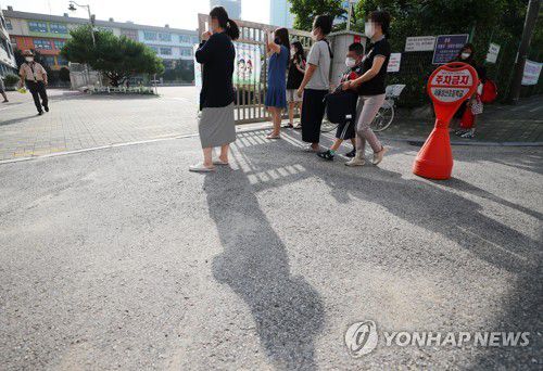 당분간 보지 못할 풍경, 수도권 초중고 원격 수업 전환(서울=연합뉴스) 김도훈 기자 = 정부는 코로나19 확산을 막기 위해 수도권 유치원과 초·중·고교의 등교 수업을 26일부터 다음 달 11일까지 원격 수업으로 전환하기로 결정했다.
    유은혜 사회부총리 겸 교육부 장관은 25일 정부서울청사에서 긴급 합동 브리핑을 통해 이와 같이 밝혔다. 다만 대학 입시 등 진로·진학 준비를 위해 대면 등교 수업이 필요한 고3 학생들은 원격 수업 전환 대상에서 제외했다.
    사진은 이날 오전 서울 마포구의 한 초등학교에서 등교하는 학생들을 바라보는 학부모 모습. 2020.8.25 superdoo82@yna.co.kr