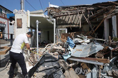 태풍 소식에 바빠지는 수해 복구(구례=연합뉴스) 천정인 기자 = 제8호 태풍 '바비'가 다가오고 있는 25일 오전 전남 구례군 구례읍 구례 오일시장에서 군 관계자가 지지대 결박 상태를 확인하고 있다. 2020.8.25 iny@yna.co.kr