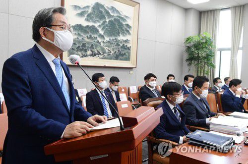 업무보고하는 노영민 비서실장(서울=연합뉴스) 진성철 기자 = 노영민 대통령 비서실장이 25일 국회 운영위원회 전체회의에서 업무보고하고 있다.   2020.8.25 zjin@yna.co.kr