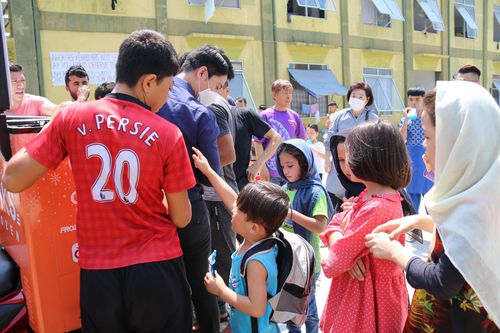 한국 아이스크림 선물받은 아프간 난민들[자카르타=연합뉴스]