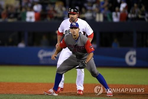 2017년 월드베이스볼클래식에서 멕시코 대표로 출전한 곤살레스(뒤)[EPA=연합뉴스 자료사진]
