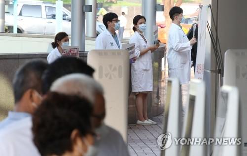 정부, 수도권 전공의·전임의에 업무개시명령 발동(서울=연합뉴스) 임헌정 기자 = 전국의사 2차 총파업 첫날인 26일 오전 서울 서초구 서울성모병원에서 전공의들이 피켓시위를 하고 있다. 
    정부는 이날 오전 8시를 기해 수도권 전공의·전임의에 업무개시명령을 발동했다. 2020.8.26 kane@yna.co.kr