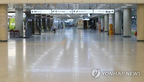 텅 빈 제주공항(제주=연합뉴스) 변지철 기자 = 26일 오전 북상하는 제8호 태풍 '바비'의 영향으로 제주를 오가는 항공편이 모두 결항한 가운데 관광객과 도민으로 북적이던 공항이 텅 비어 있다. 2020.8.26 bjc@yna.co.kr