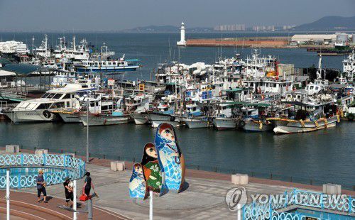 태풍 소식에 피항한 어선들(인천=연합뉴스) 윤태현 기자 = 제8호 태풍 '바비'가 북상해 서해안 지역에 피해가 우려되는 가운데 26일 오전 인천시 중구 인천항 연안부두에 피항한 어선들이 몰려 있다.  tomatoyoon@yna.co.kr