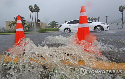 폭우로 인한 우수관 역류(서귀포=연합뉴스) 박지호 기자 = 제주도가 제8호 태풍 '바비'의 직접 영향권에 들어간 26일 오전 제주 서귀포시 중문관광단지 내 제주국제컨벤션센터 앞 우수관이 폭우로 역류하고 있다. 2020.8.26 jihopark@yna.co.kr