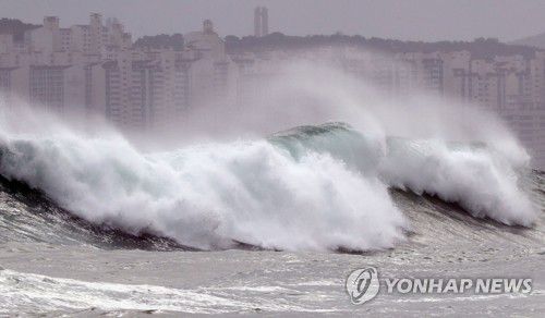해운대 덮치는 태풍 파도(부산=연합뉴스) 조정호 기자 = 26일 부산 해운대해수욕장에서 제8호 태풍 '바비'가 몰고 온 거대한 파도가 해변을 덮치고 있다. 2020.8.26 ccho@yna.co.kr