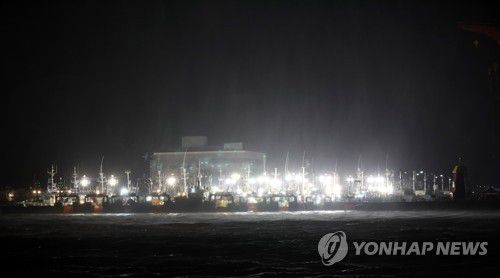 밤에 찾아온 태풍의 실루엣(목포=연합뉴스) 박철홍 기자 = 제8호 태풍 '바비'가 북상한 26일 오후 전남 목포시 북항에 불을 밝히고 피항 중인 선박들 위로 비바람이 쏟아지고 있다. 2020.8.26 pch80@yna.co.kr