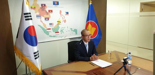 아세안 10개국 인프라·스마트시티 담당관 화상회의 주재하는 임성남 아세안 대사[주아세안 한국대표부 제공=연합뉴스]