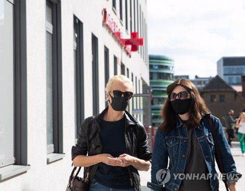 독일 샤리테 병원에 도착한 나발니 부인(왼쪽) [EPA=연합뉴스]