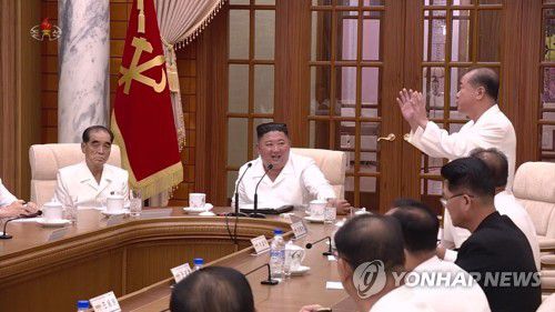 김정은 앞에서 일어선 리일환(서울=연합뉴스) 북한 김정은 국무위원장이 8월 25일 노동당 정치국 회의를 열고 태풍과 신종 코로나바이러스 감염증(코로나19) 확산에 대한 대책을 논의했다고 8월 26일 조선중앙TV가 보도했다. 리일환 선전선동부장이 일어나 발언하고 있다.  [조선중앙TV 화면] 
    [국내에서만 사용가능. 재배포 금지. For Use Only in the Republic of Korea. No Redistribution] nkphoto@yna.co.kr