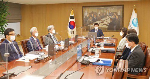 금융통화위원회 본회의 참석한 이주열 총재(서울=연합뉴스) 이주열 한국은행 총재(가운데)가 27일 서울 중구 한국은행에서 열린 금융통화위원회 본회의를 진행하고 있다.
[한국은행 제공. 재판매 및 DB 금지] photo@yna.co.kr