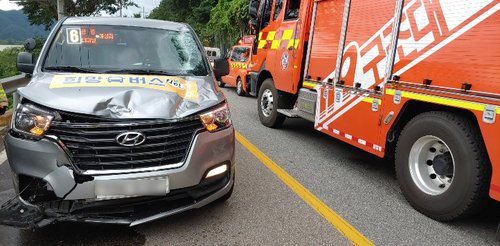 강풍에 쓰러진 나무가 달리던 승합차 덮쳐…4명 경상(서울=연합뉴스) 27일 오전 강원 화천군 하남면 원천리에서 달리던 스타렉스 승합차 위로 나무가 쓰러졌다.
    사고를 당한 승합차는 대중교통 이용이 불편한 주민을 위한 '희망버스'로 당시 운전자 등 승객 5명이 타고 있었다.
    사진은 쓰러진 나무에 파손된 승합차. 2020.8.27
 [화천소방서 제공. 재판매 및 DB 금지] photo@yna.co.kr