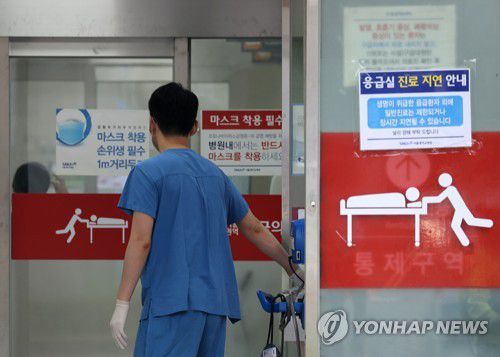 응급실 오가는 의료진(서울=연합뉴스) 홍해인 기자 = 정부의 보건의료정책에 반대하는 대한의사협회의 집단휴진 이틀째인 27일 서울 종로구 서울대학교병원 응급의료센터에서 의료진이 오가고 있다. 2020.8.27 hihong@yna.co.kr