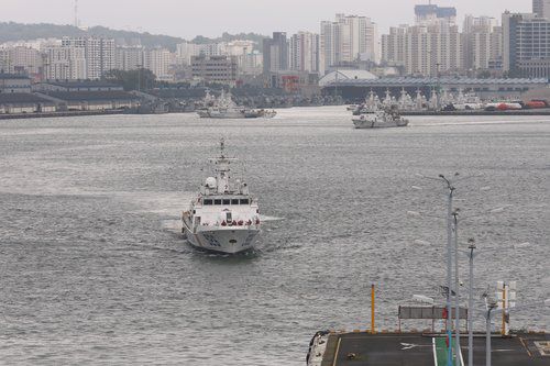 태풍 '바비' 영향권 벗어난 인천항 운영 재개(서울=연합뉴스) 인천항이 27일 태풍 '바비'의 영향권에서 벗어남에 따라 운영을 재개했다.
    인천지방해양수산청은 이날 오전 9시 태풍경보가 해제됨에 따라 항만 운영을 재개했으며 오후 2시를 기해 풍랑주의보도 해제돼 선박 입출항이 정상화했다고 밝혔다.
    사진은 인천 내항에서 경비구역으로 복귀하는 해경 경비함. 2020.8.27 [중부해경청 제공. 재판매 및 DB 금지] photo@yna.co.kr