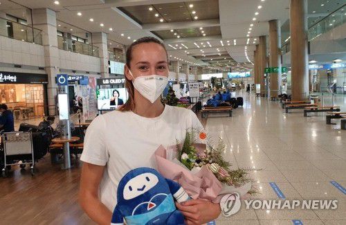 여자배구 기업은행 새 외국인 공격수 라자레바 입국여자 프로배구 IBK기업은행의 새 외국인 선수 안나 라자레바가 7월 16일 인천국제공항을 통해 입국했다. [IBK기업은행 제공. 재판매 및 DB 금지] photo@yna.co.kr