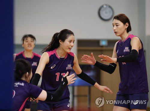 김연경은 훈련 중 흥국생명 김연경(오른쪽)과 이다영이 7월 29일 오전 경기도 용인 흥국생명 연수원에서 훈련하고 있다. [연합뉴스 자료사진]