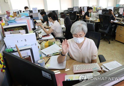 '잘 들리지?'(서울=연합뉴스) 서명곤 기자 = 신종 코로나바이러스 감염증(코로나19) 재확산에 서울·경기·인천 소재 유·초·중·고교와 특수학교가 전면 원격 수업에 들어간 26일 오후 서울 송파구 보인고등학교 교무실에서 선생님들이 원격으로 수업을 하고 있다.  진로·진학 때문에 대면 지도가 필요한 고3은 원격 수업 전환 대상에서 제외됐다. 2020.8.26 seephoto@yna.co.kr