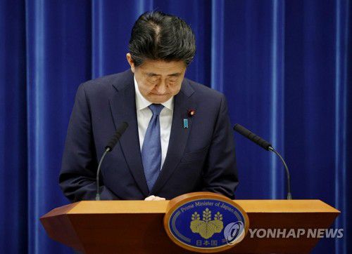 총리직 사임 밝히며 고개 숙인 아베(도쿄 교도=연합뉴스) 아베 신조 일본 총리가 28일 도쿄 총리관저에서 기자회견을 통해 총리직 사임을 밝히면서 고개를 숙이고 있다. 일본 최장수 총리인 아베는 건강 문제가 재발해 총리직에서 물러난다고 말했다. sungok@yna.co.kr