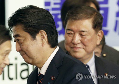 아베 신조(왼쪽)와 이시바 시게루[교도=연합뉴스 자료사진]