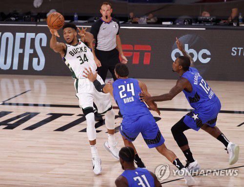 올랜도 수비를 피해 패스하는 아데토쿤보[EPA=연합뉴스]