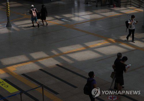 서울역 한산(서울=연합뉴스) 이지은 기자 = 신종 코로나바이러스 감염증(코로나19)이 확산세로 수도권 사회적 거리두기 2.5단계를 실시하기로 발표한 28일 오후 서울역이 전보다 한산한 모습을 보이고 있다. 2020.8.28 jieunlee@yna.co.kr