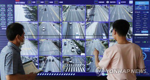 '공해차량 꼼짝마'지난 6월 30일 오후 대구 북구 대구시청 별관 기후대기과에서 관련 공무원들이 무인단속시스템을 통해 대구 시내 노후차량의 운행 여부를 살펴보고 있다. [연합뉴스 자료사진]