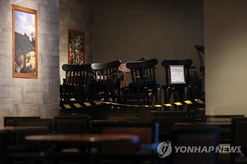 '매장 내 취식 금지' 프렌차이즈 카페에 쌓인 의자들※ 본 사진은 기사와 직접적인 관련이 없습니다. (특정 브랜드와 무관함) [연합뉴스 자료 사진]